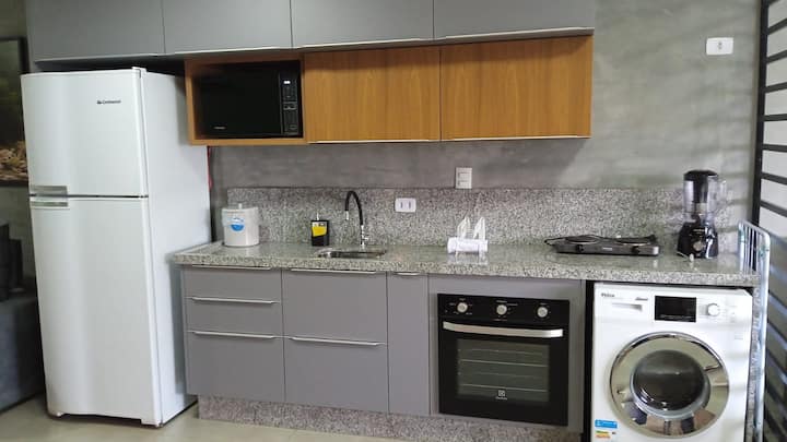 Cozinha gourmet completa com armários premium e eletrodomésticos