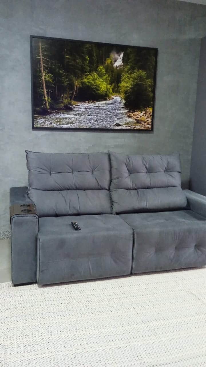 Sala de estar com sofá confortável e quadro decorativo