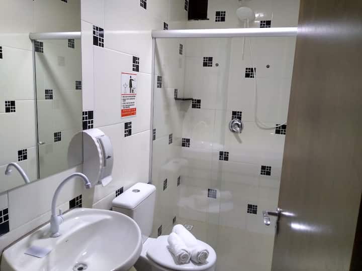 Banheiro com box de vidro e azulejos decorativos