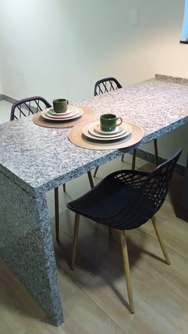 Mesa de jantar integrada com bancada de granito