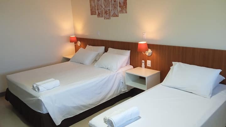 Quarto principal com cama de casal e cama de solteiro